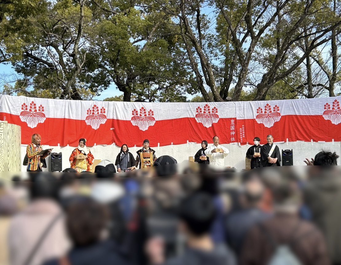 PSJapan2011's tweet photo. 本日はおね様が
中村公園"節分祭"にご出演👹

おね様はひでよっしーの絵馬に無病息災の願いを込め奉納。

秀吉様生誕の地である中村区に
沢山の福を呼び込んでいましたにゃん✨✨

にゃん助

#名古屋おもてなし武将隊
#豊臣秀吉
#あいち戦国姫隊
#おね
#中村公園 #中村区 #節分祭
#ひでよっしー https://t.co/6yohRJXjzJ