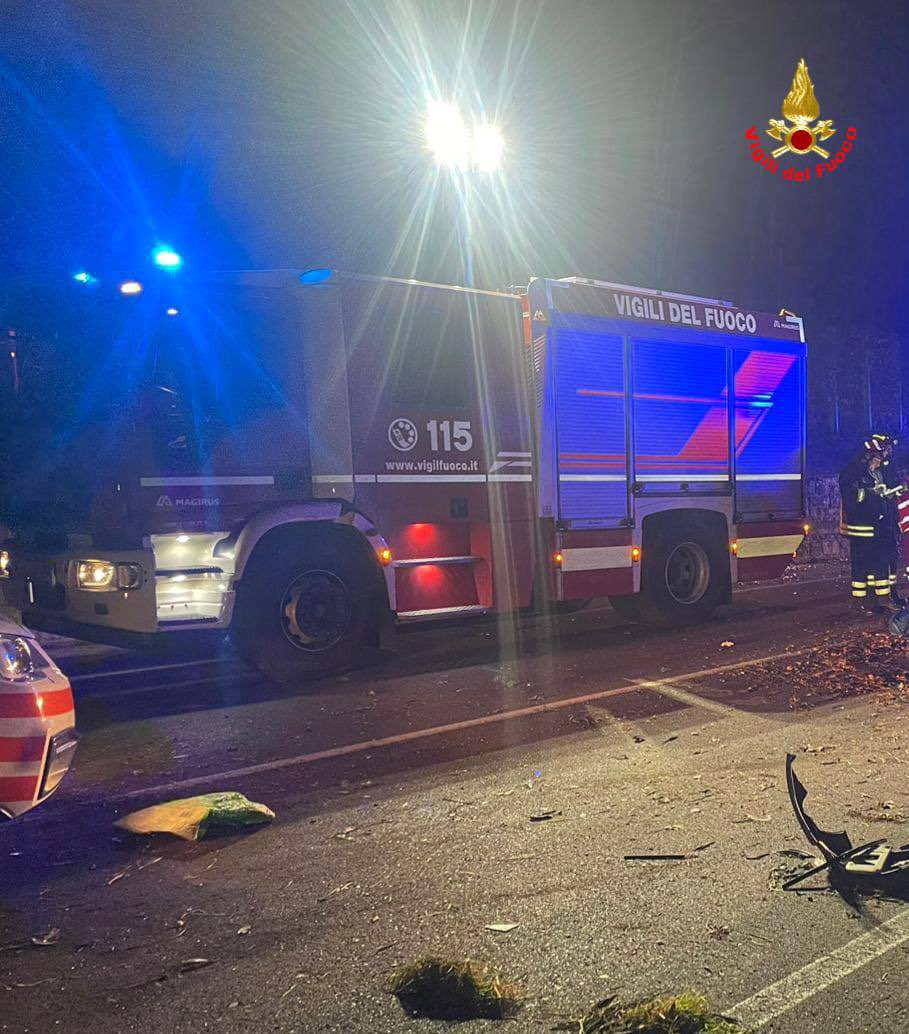 #lecco Due valsassinesi di 21 e 22 anni hanno perso la vita questa notte in un incidente stradale avvenuto a Lecco, lungo la bretella stradale che dallo svincolo dell'Orsa Maggiore porta verso le Caviate.