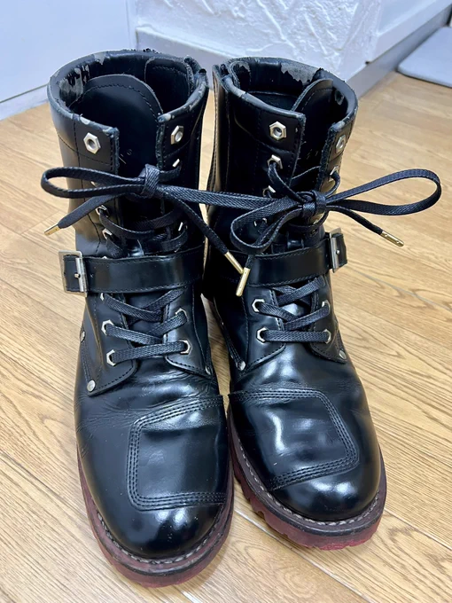 昨日磨いたバイク用ブーツ、一日オイルを馴染ませたので靴紐通してたんですが…買った時にセットアップされてた赤い化繊の靴紐が、使い込まれ磨かれたブーツの重厚な雰囲気に合わなくなって来てる事に気づいたので急いで靴屋へ。で、蝋引きの平紐買って来た。まるで違う雰囲気でいい感じ! 