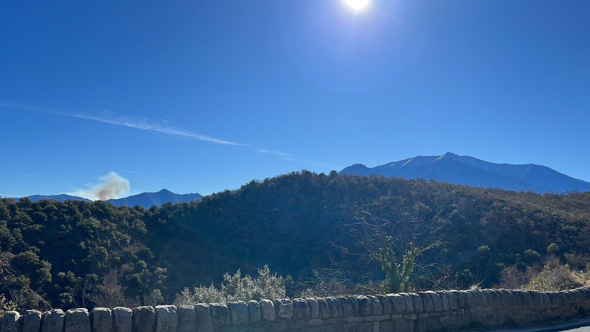 Hubert_Colpin's tweet photo. Feu 🔥 à l’Est du Canigou. Photo prise depuis Catllar.  #PyrénéesOrientales @Meteo_Pyrenees @FeuxdeForet_FR https://t.co/mZyVaRPMnz