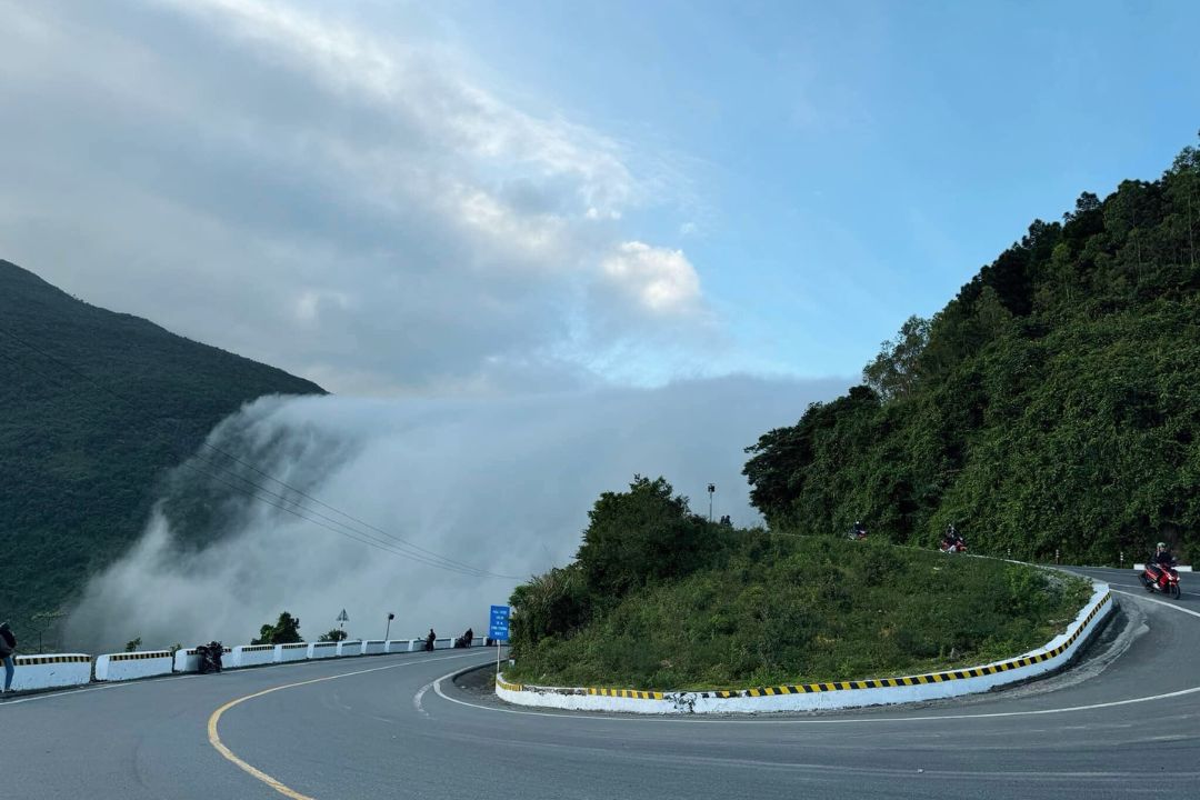 Originvietnam's tweet photo. Cloud Waterfall at Hai Van Pass
Image source: Thao Sirii, Moon Black
#haivanpass #cloudwaterfall #Hue #OriginTravel #OriginVietnam https://t.co/qqu4K8uVv1