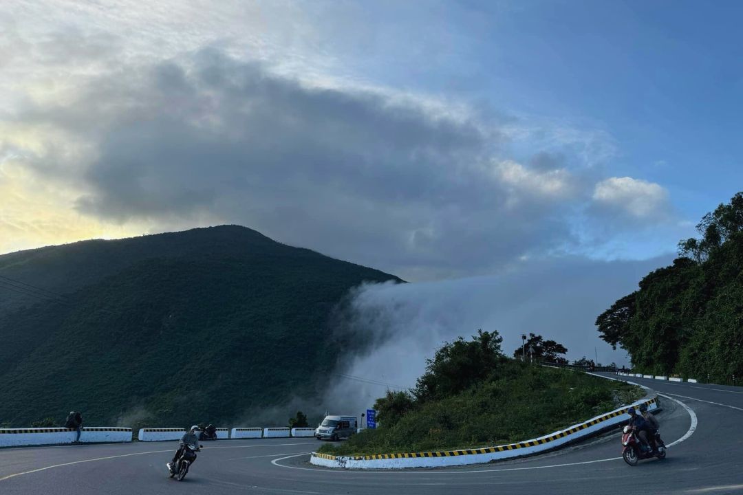 Originvietnam's tweet photo. Cloud Waterfall at Hai Van Pass
Image source: Thao Sirii, Moon Black
#haivanpass #cloudwaterfall #Hue #OriginTravel #OriginVietnam https://t.co/qqu4K8uVv1