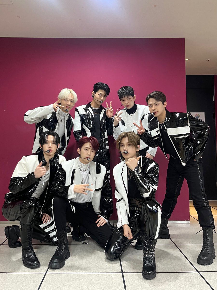 EVNNE_jp's tweet photo. [📸]
240203
MBC #ショー音楽の中心 

EVNNEの中心にはいつもENNVE💘
ENNVEの応援で今日もかっこよくステージ完了‼️

#EVNNE #イブン 
#Un_SEEN #UGLY https://t.co/Fj3zexSVBF