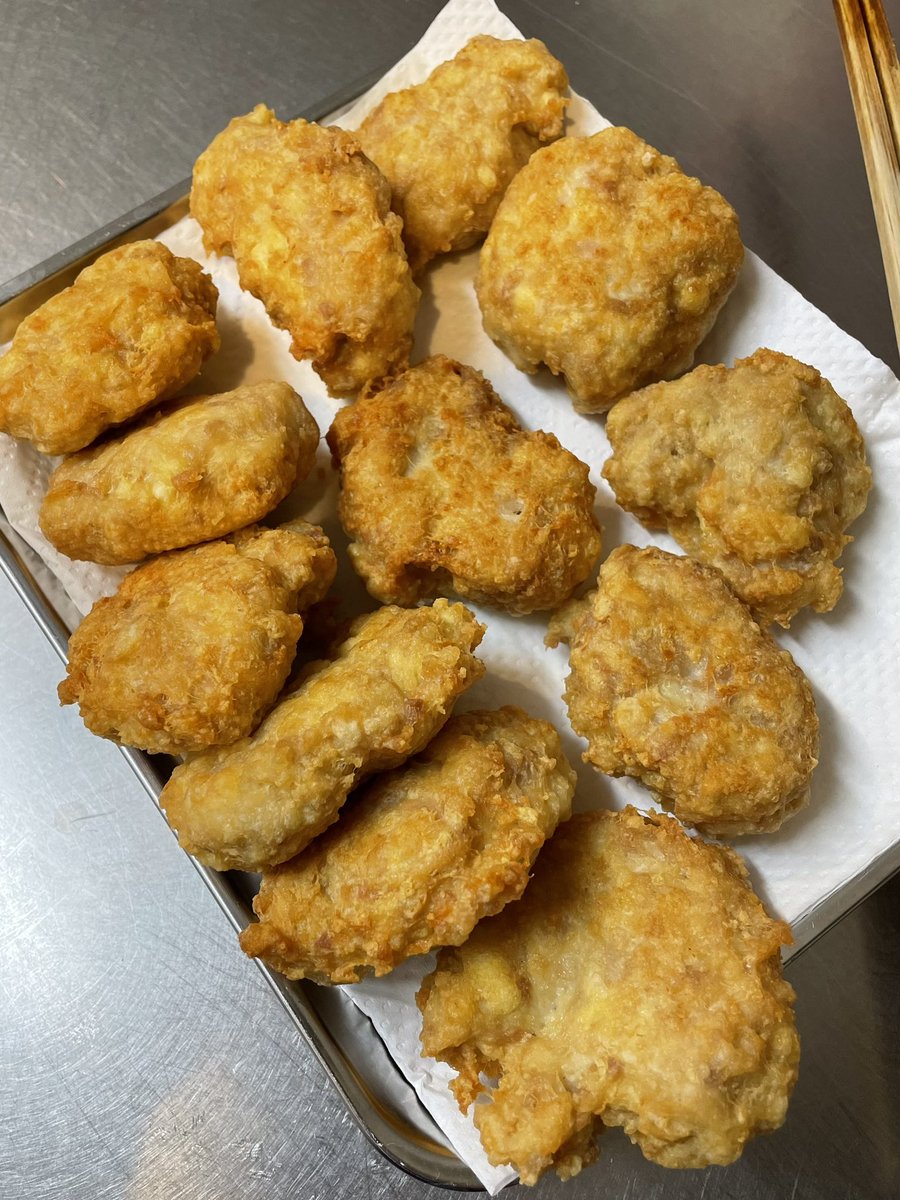 ngshsn's tweet photo. 保育園でもらったレシピでナゲットつくってみたらうめー！材料袋に入れてモミモミ→シリコンベラで掬って揚げ焼き。 https://t.co/WDsqELnC6x