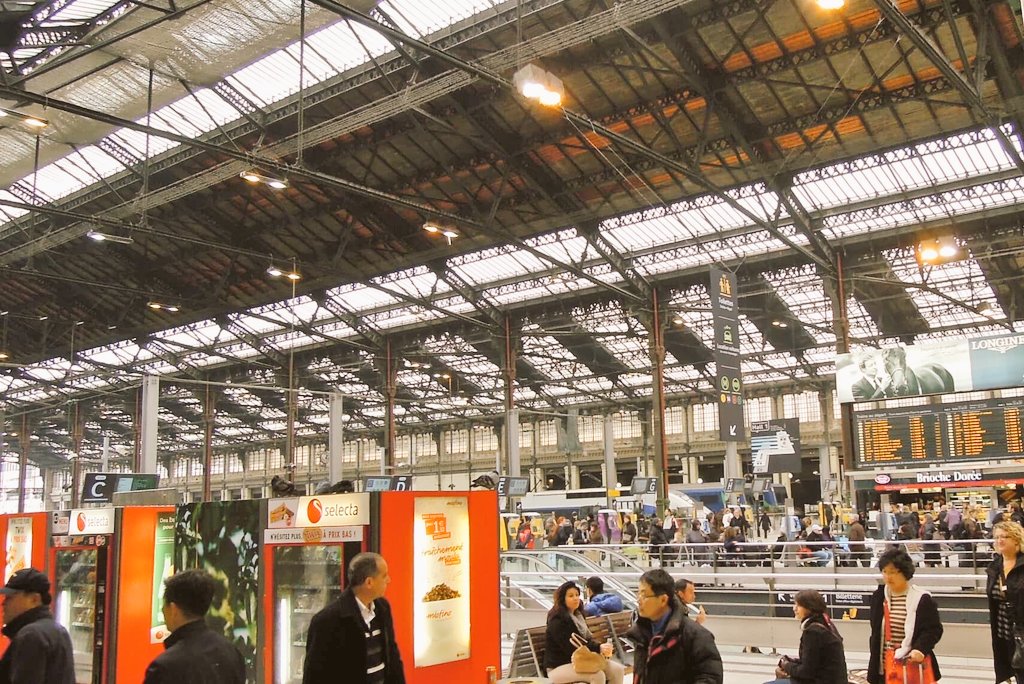 nanana365media's tweet photo. 🔴FRANCE 🇫🇷| #Knife_attack in #Paris: french police confirm at least 3 injured in an armed stabbing attack at the main train station of #Lyon, Saturday morning, shortly after 8 a.m. A man was arrested according to police headquarters. A law enforcement operation in progress. https://t.co/IfFjrvinPQ