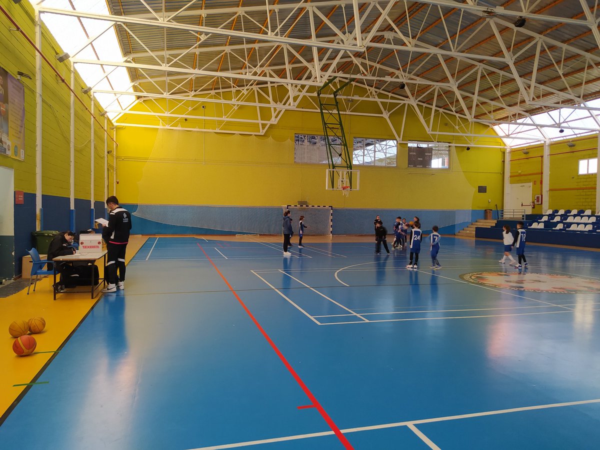 ElTioBertelli's tweet photo. Son las 8:59.

Partido de Benjamín a las 9:00.
Polideportivo de Ibi abierto sin nadie que nos atienda. 

Sin luces se podría jugar, pero la canasta está a 3.05 y a esta edad se juega a 2.60. El palo con el que se regulan está en Conserjería, bajo llave. 

A esperar. https://t.co/LC764QpPkA