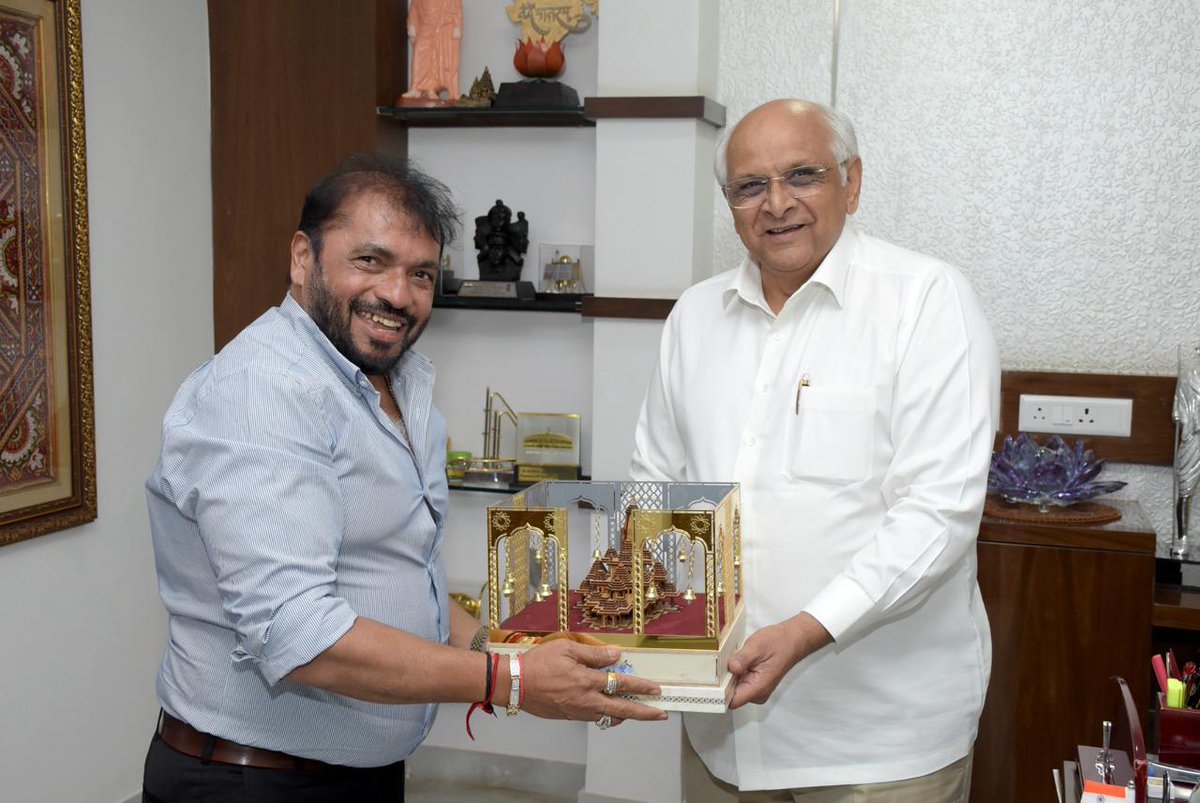 અમારા પરિવારની લાડકડી દિકરી ચિ.ચંચલના શુભ લગ્નપ્રસંગે આશીર્વાદ આપવા ગુજરાતના આદરણીય મૃદુ મક્કમ મુખ્યમંત્રી શ્રી <a href="/Bhupendrapbjp/">Bhupendra Patel</a> જીને રૂબરૂ નિમંત્રણ પાઠવ્યું હતું.
