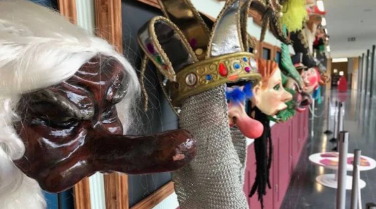 CulturaMataro's tweet photo. En #Pellofa és un personatge amb moltes cares. Troba les màscares dels diferents pellofes als comerços del centre de la ciutat #Carnestoltes #PellofaMataró
👉 Una passejada per la història #CarnestoltesMataró
📎 +info i llistat de comerços participants https://t.co/goiRVJbG4Y https://t.co/TpiCsz3N5I