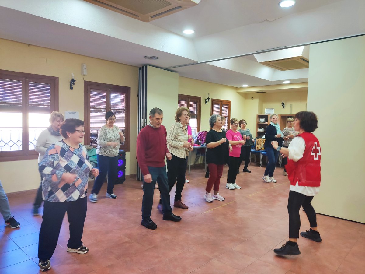 CruzRojaCReal's tweet image. [#PersonasMayores] 👵
Alfonsa, #voluntaria de Cruz Roja en #LaSolana, ha comenzado estos días a desarrollar un nuevo taller dirigido a personas mayores: Bailoterapia 💃, con tanguillos, rumbas, pasodobles y bailes modernos.
Proyecto financiado por #IRPFCLM de @BienestarCLM 
#CLM