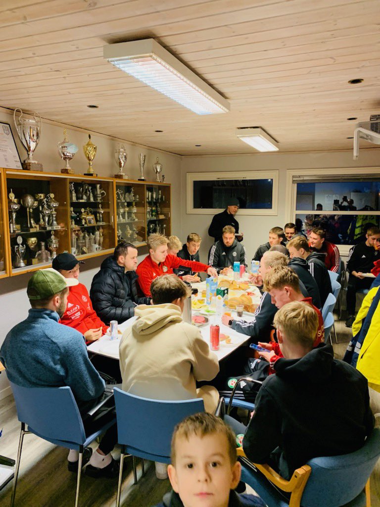 Janne har stelt t frokost t gjengen før første kamp i HTH Karmøy Cup