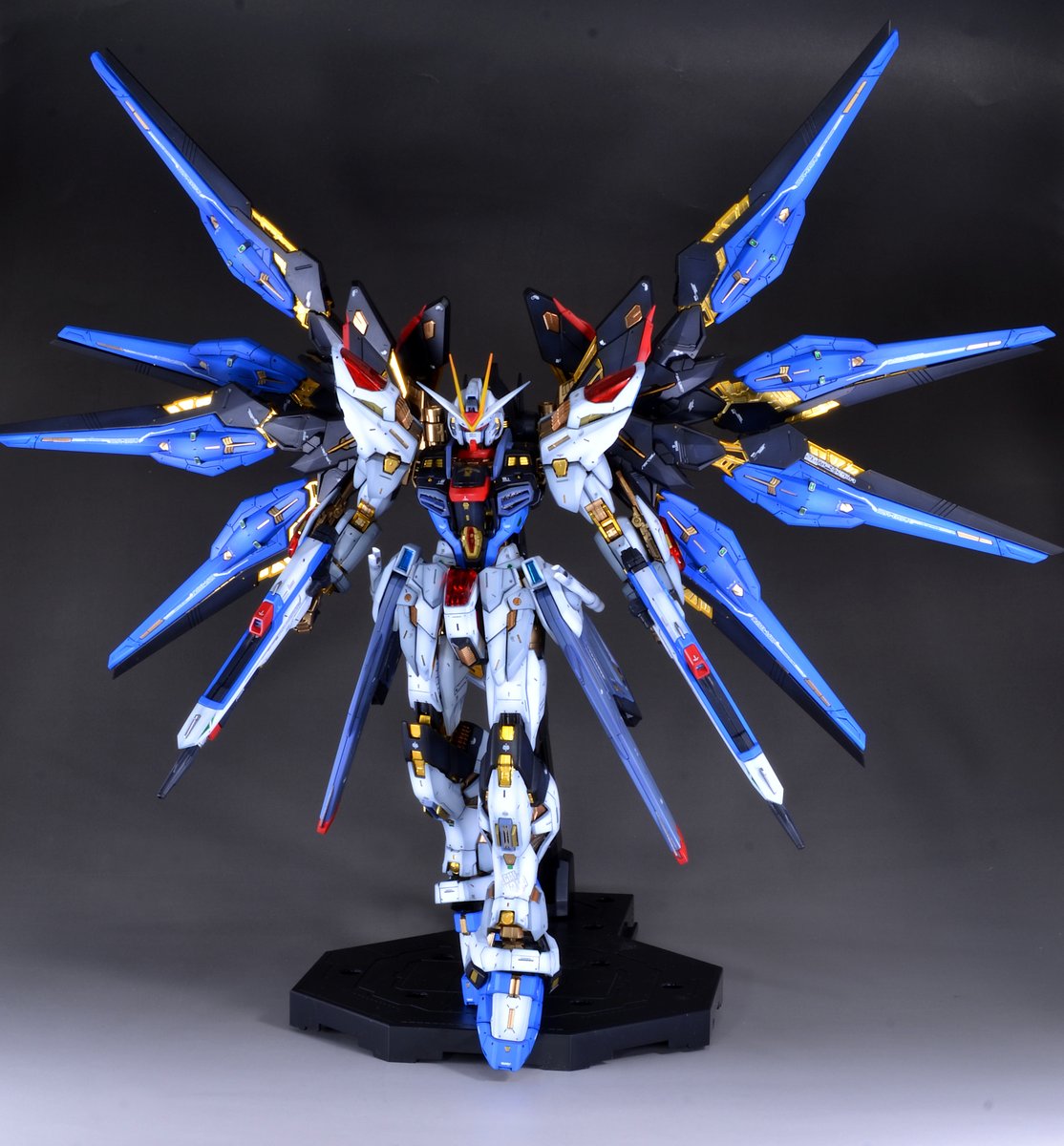 MGEX1/100 ストライクフリーダムガンダム完成しました😊
久々のガンプラ製作で、特にメタリック3Dシールを貼るのが楽しかったです✨
この後2回目の映画を観に行ってきます！！
SEED最高です😆
#ガンプラ 
#SEEDFREEDOM