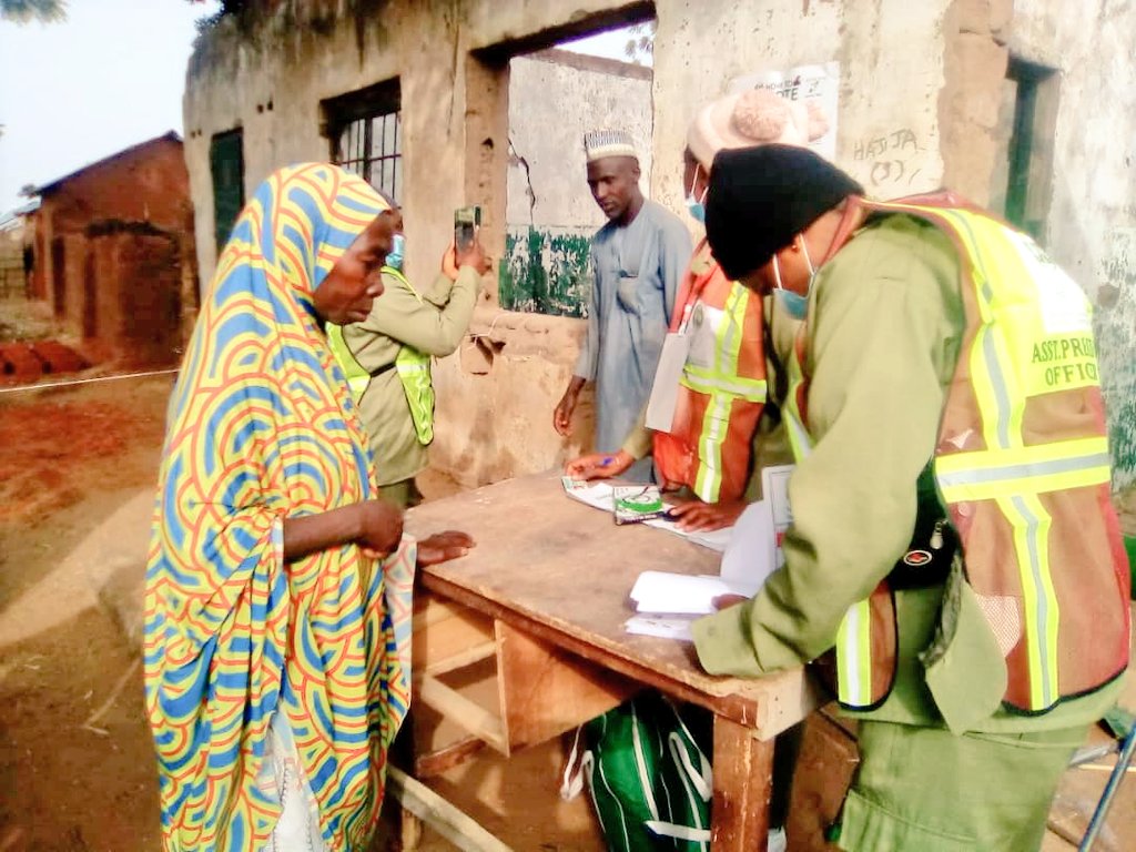 inecnigeria's tweet photo. Re-run Election:
Voting begins at Bacciri Kofar Fada, PU 05/12/09/024 in Madara/Chinade State Constituency of Bauchi State.
#ReRunElection https://t.co/4pG44DdBiF