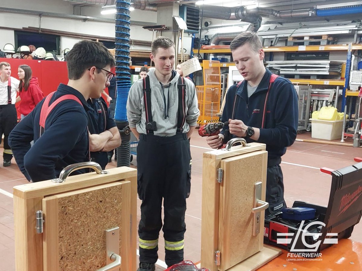 FeuerwehrLE's tweet photo. Feingefühl gefragt! Bei der zerstörungsfreien oder -armen Türöffnung entscheidet die Technik und eine ruhige Hand über den Erfolg.
Das haben wir gestern in einer Stationsausbildung in Echterdingen trainiert💪🏼.
#WirFürLE #FreiwilligStarkFürLE #FFLE #Ehrenamt ^cz https://t.co/y2rHlT6677