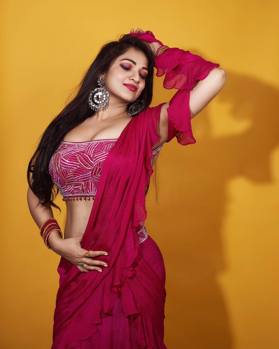 SpideyPostsWeb's tweet photo. Ashwini Sree ❤️😍
#AshwiniSree #AshwiniSri #indian #Tollywood #Kollywood #Mollywood #actress #model #saree #fashion #sareelove https://t.co/2zBCNkaOrw