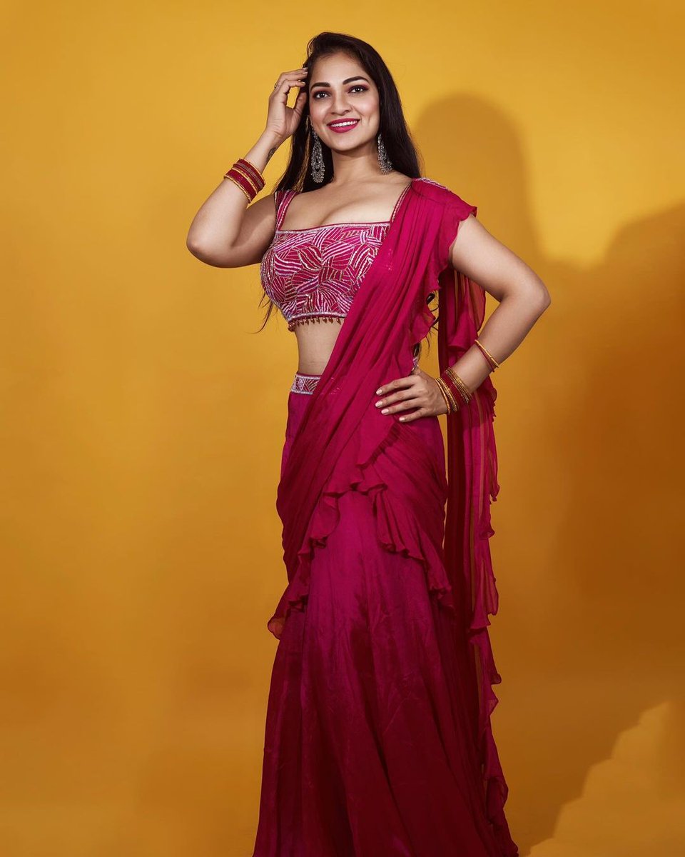 SpideyPostsWeb's tweet photo. Ashwini Sree ❤️😍
#AshwiniSree #AshwiniSri #indian #Tollywood #Kollywood #Mollywood #actress #model #saree #fashion #sareelove https://t.co/2zBCNkaOrw