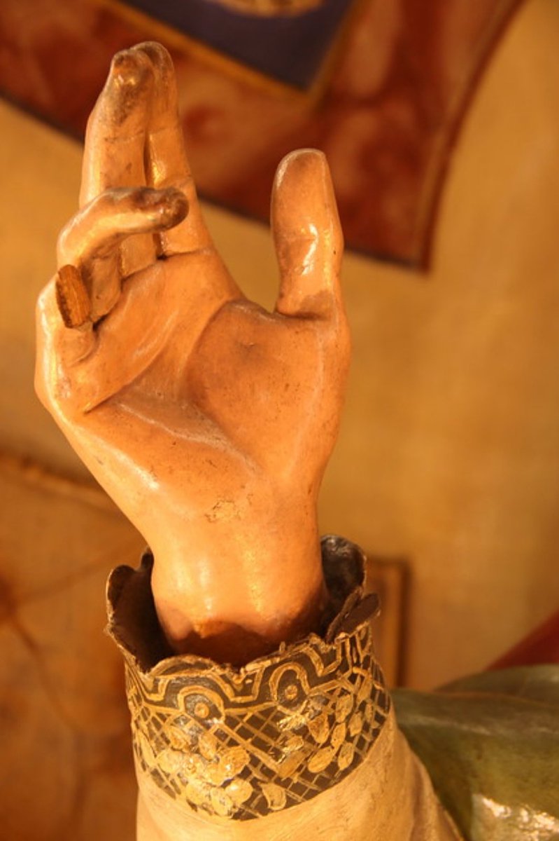 CoroSanMarcos's tweet photo. Con esta mano nos bendice desde su altar #SanBlas, a quien celebramos hoy. Además, nos protege de los males de garganta y nos ayuda a cantar 🎶. No tenemos panecillos, pero sí una de las tallas de San Blas más bonitas de Madrid. Ven a https://t.co/jjEDSX7Qe2 y descúbrela. https://t.co/IuItPAUx7Y