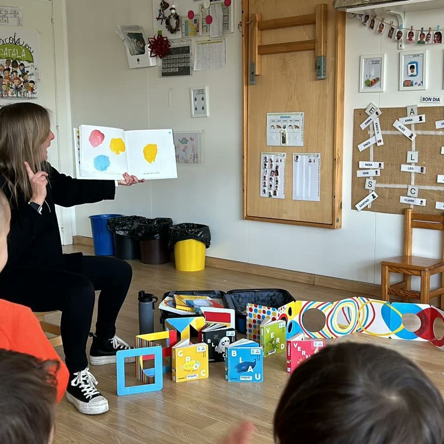 Bib_Pallaresos's tweet photo. 1r divendres de mes la biblio realitza activitats d'animació lectora per als infants de la LLar de Colors i per als joves de l'aula oberta de l'Institut dels Pallaresos.
#delama #fomentlector #lamaletadelabiblio #lalecturaatravesdelalbum
@bibliotequestgn @AjElsPallaresos https://t.co/TPm6G9RGMO
