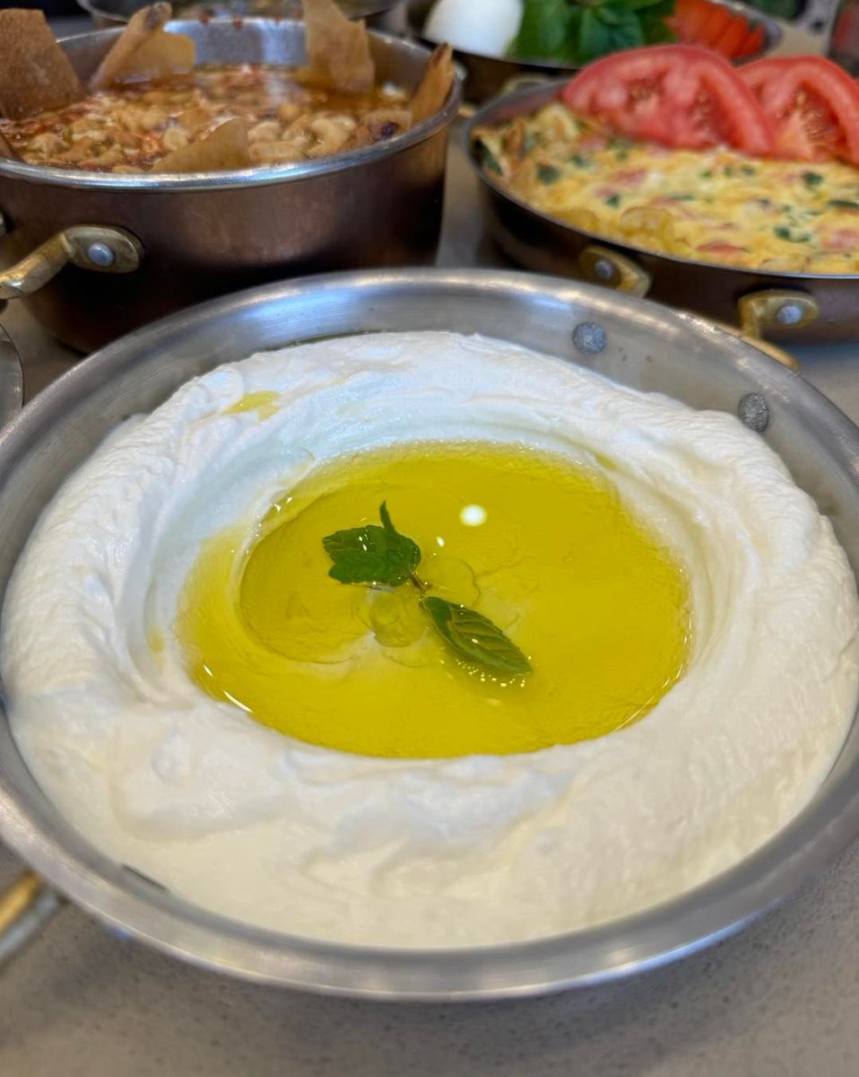 ARHallab1881's tweet image. ترويقة القصر من فرع جونية، تفضلوا شرّفونا ♥️

#PremiumQuality #LebaneseSweets #PremiumTaste #Hallab1881 #أصل_الحلو #قصر_الحلو #VisitHallab #ArabicSweets #LebaneseBreakfast