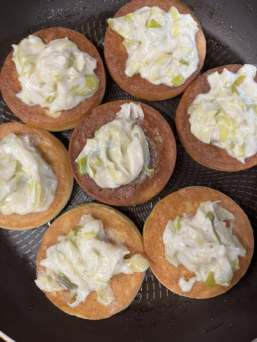 ネギのクリーム煮と
里芋のパンケーキ。
ここに極上の鴨がプラスされます
美味しいし間違いないやつじゃないですか！🔥🦆