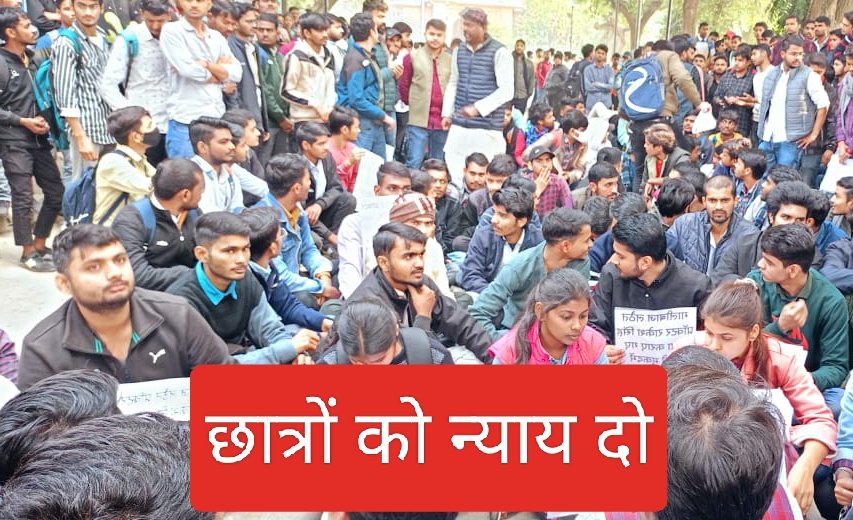 Adarsh8081's tweet photo. इलाहाबाद विश्वविद्यालय में प्रोफेसर्स द्वारा छात्र की रैगिंग का मामला सामने आया है!
AU Administration को चाहिए की जल्द से जल्द मामले की जांच कर करवाई करे!

छात्रों के साथ ऐसा बर्ताव बर्दास्त नही किया जाएगा!
#RaggingByProfessorsInAU https://t.co/QIDHPxc8dN