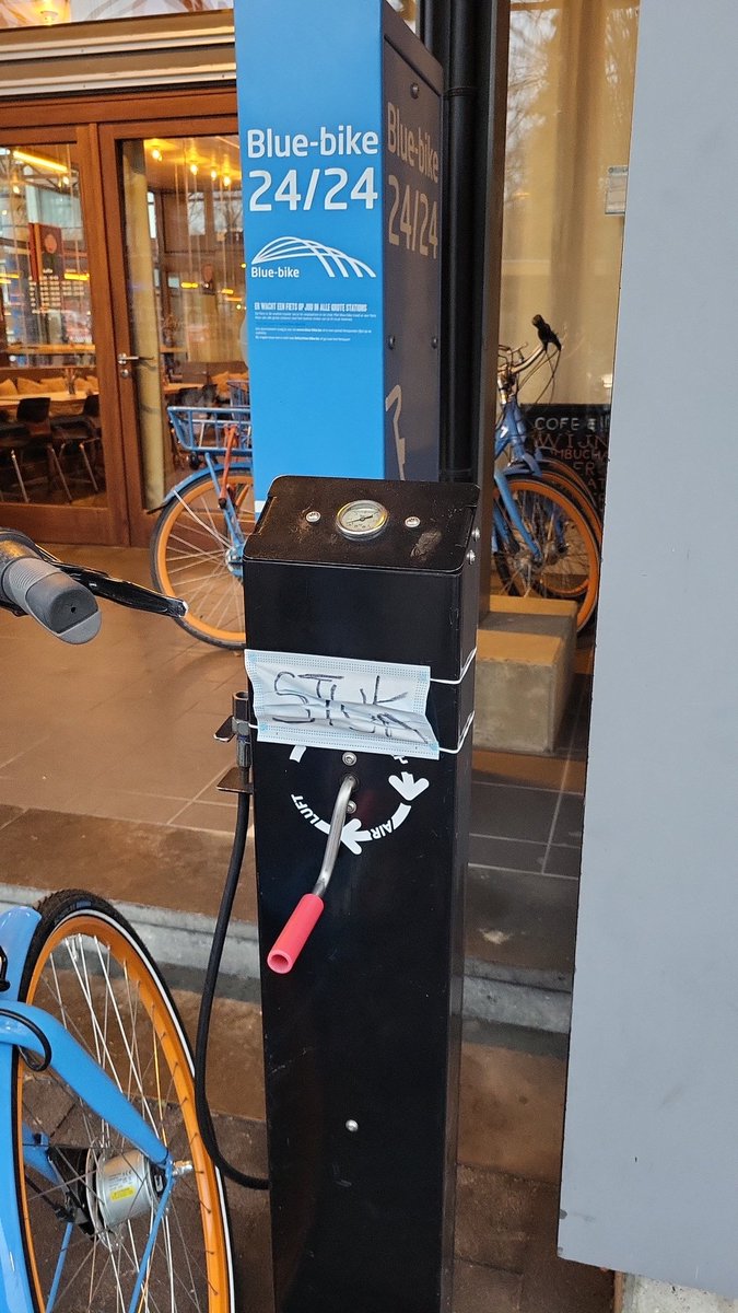 SDereymaeker's tweet photo. Fietsstad @StadMortsel. Gelieve aub de fietspomp aan Oude God te herstellen. Ik had er vandaag op gerekend. Jammer https://t.co/OH2zKs0gPZ