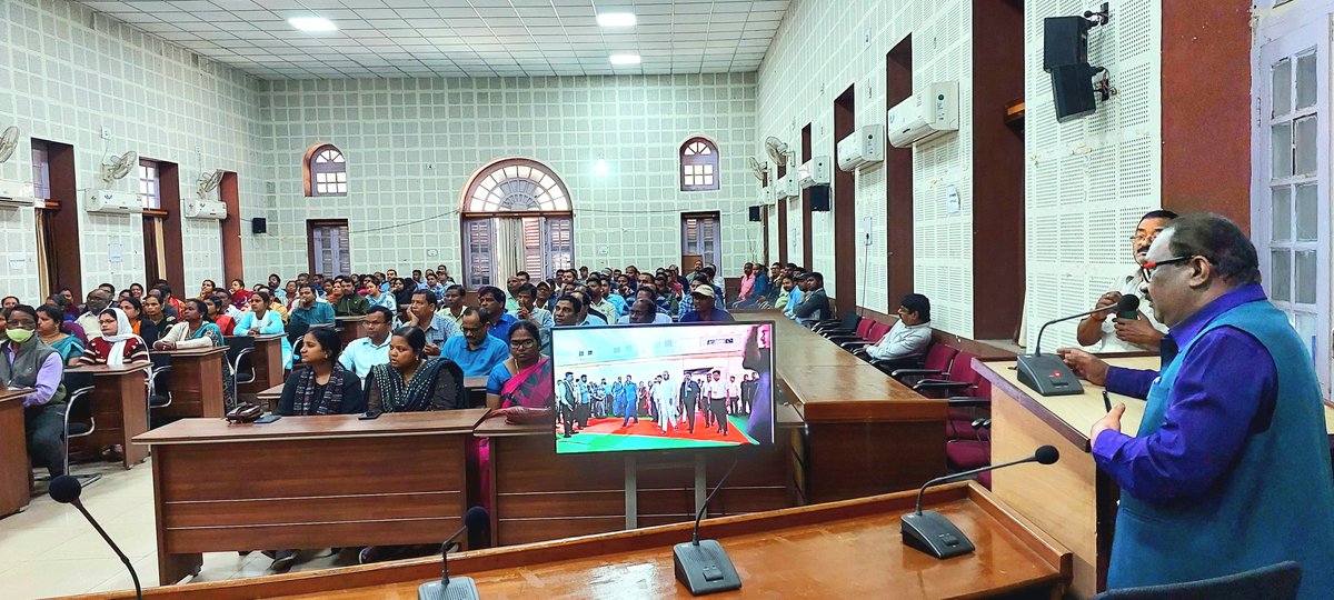 ପ୍ରଥମ ବିଶ୍ୱ ଓଡ଼ିଆ ଭାଷା ସମ୍ମିଳନୀ, ୨୦୨୪ ଆଜି ମାନ୍ୟବର ମୁଖ୍ୟମନ୍ତ୍ରୀଙ୍କ ଦ୍ୱାରା ଉଦଘାଟିତ ହୋଇଯାଇଛି। ଏହି ଅବସରରେ ପୂର୍ବାହ୍ନ ୧୧ଟାରେ ଦରବାର ହଲଠାରେ ଜିଲ୍ଲାପାଳ ବିଶାଲ ସିଂହ ଏବଂ ଜିଲ୍ଲା ପ୍ରଶାସନର ବରିଷ୍ଠ ଅଧିକାରୀଗଣ ଏକତ୍ରିତ ହୋଇ ସିଧାପ୍ରସାରଣ ଦେଖିବା ସହ ସାମୂହିକ ଭାବେ ରାଜ୍ୟ ସଙ୍ଗୀତ #ବନ୍ଦେ_ଉତ୍କଳ_ଜନନୀ ଗାନ କରିଥିଲେ।