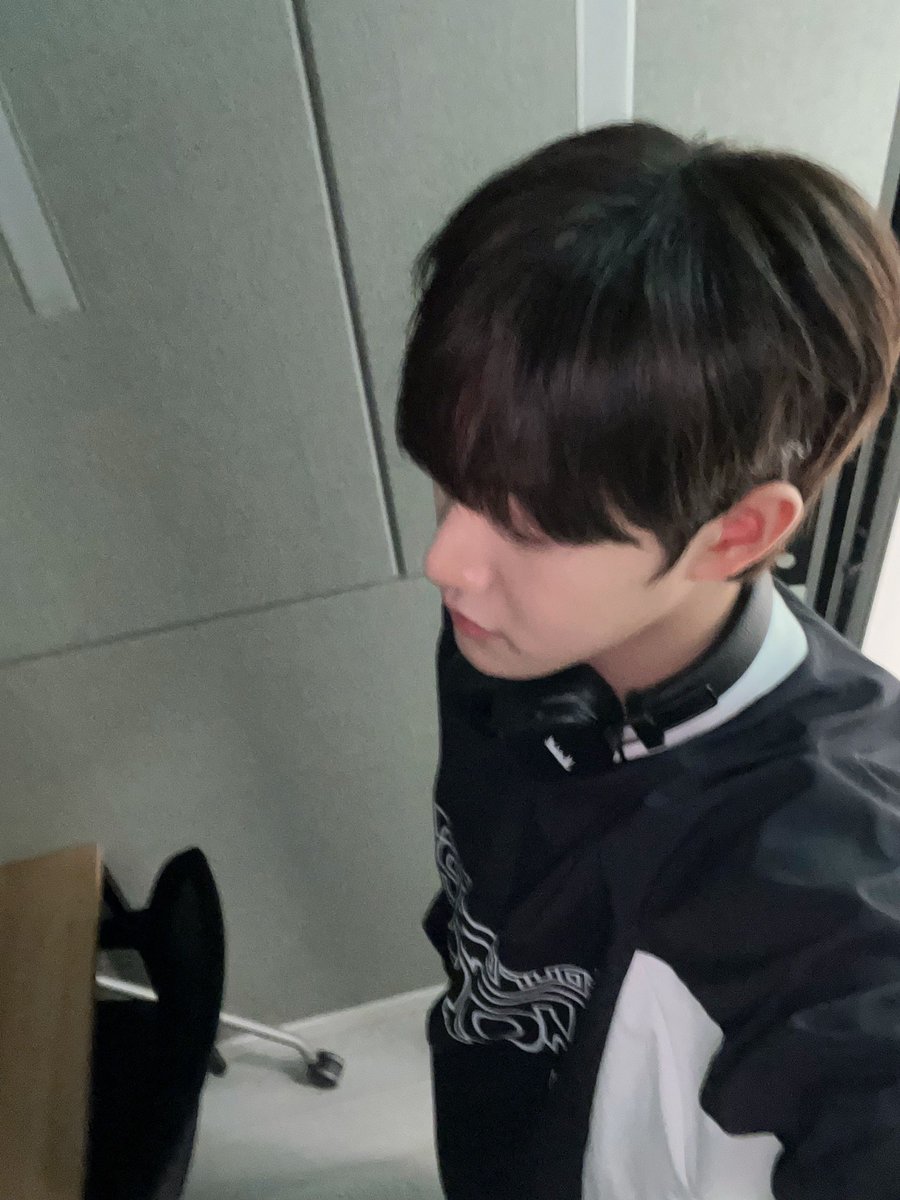 thewind_twt's tweet photo. [#타나톤] 토니 쓰담 각도~ 쓰담쓰담🫳🏻🐶 https://t.co/xobektIymr