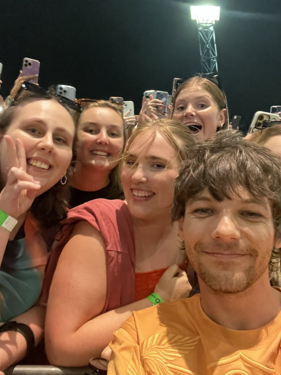 CateArcher4's tweet photo. dead died dead. ily forever @Louis_Tomlinson https://t.co/eMbpqG3jVS