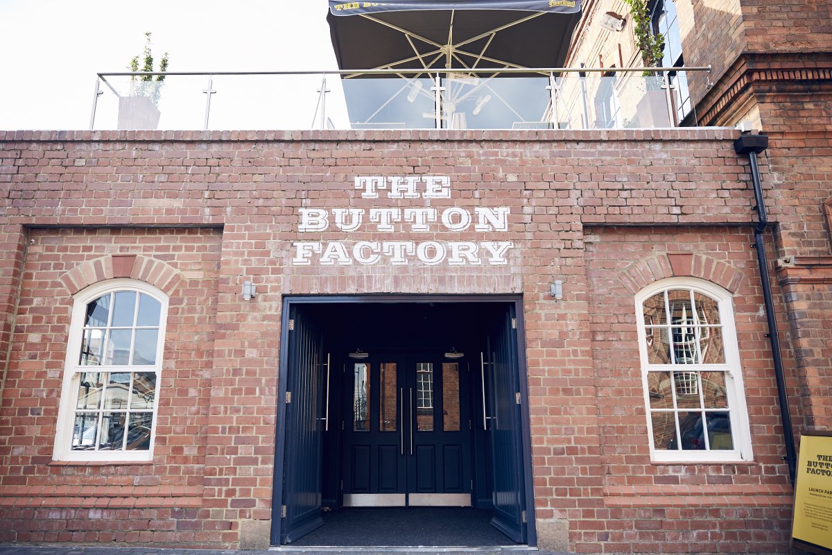 Button_Factory's tweet image. SATURDAY HAS ARRIVED.. Here&apos;s what to expect✨

Harry&apos;s Birthday Brunch
Join us from 2pm as DJs play the best of Harry’s House, Fine Line, One Direction &amp;amp;  more!🎉

Six Nations Live
Live Rugby at 2:15pm with Italy v England🏴󠁧󠁢󠁥󠁮󠁧󠁿

We can&apos;t wait to welcome you all, who&apos;s joining us?🙌