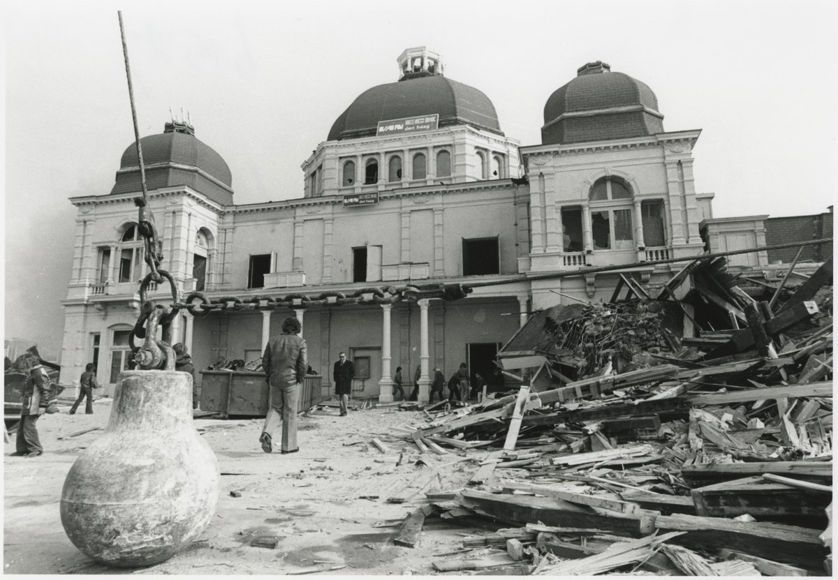 Een icoon wordt afgebroken. De Seinpost.

Foto: Stokvis, 1976

#haagsgemeentearchief #denhaag #geschiedenis #scheveningen