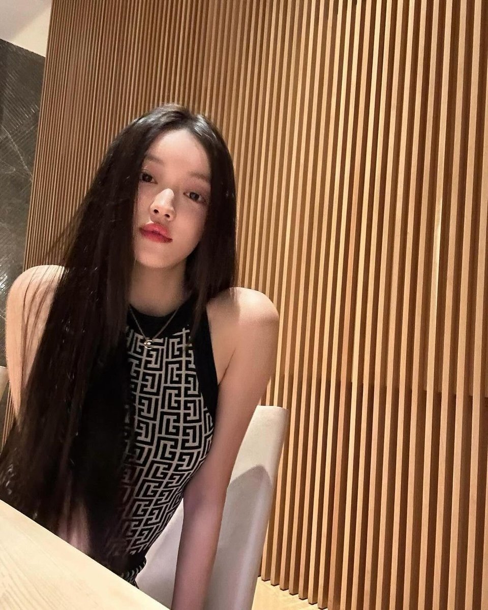 Draped in elegance and exuding sheer glamour, I couldn't resist indulging in an impromptu photoshoot, with a touch of opulence, reveling in the sheer magnificence within! 🫶🏻