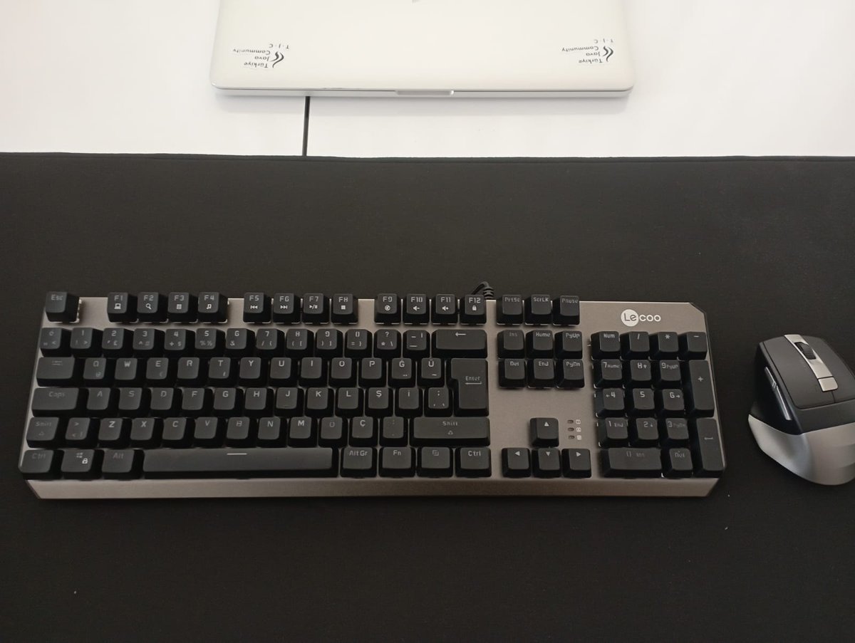 OnurAkt1903's tweet image. Hangi mouse, hangi klavyeyi alayım diye danışırken sadece renk söyle diyip bu harika hediyeleri bana gönderen @evrn_tan'a çok teşekkür ederim, çok duygulandım.Hayatımda senin gibi bir örnek olduğu için çok şanslıyım abi. Her alanda senin kadar iyi olabilmek için çalışmaya devam🫶
