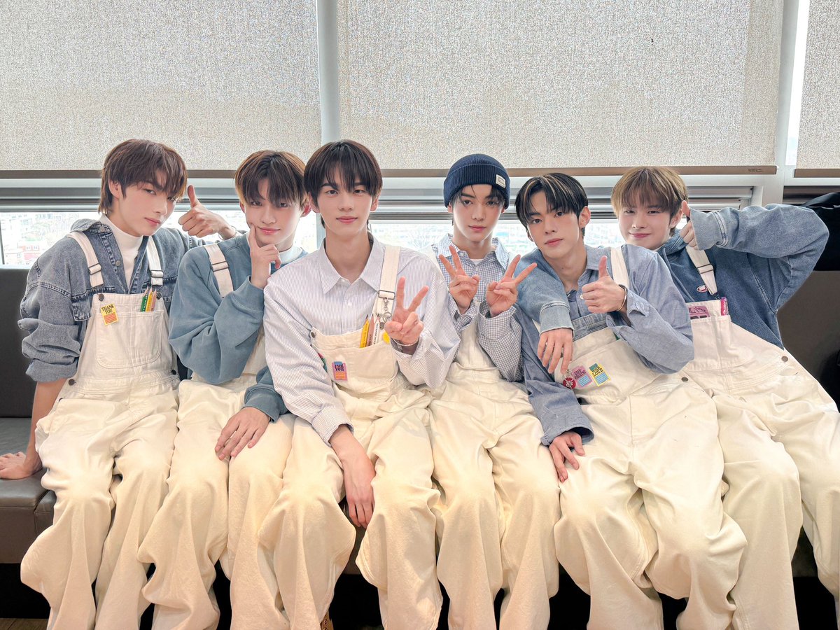 TWS_PLEDIS's tweet photo. [#TODAYWITHUS]
240203 쇼! 음악중심 

#TWS #투어스 #247WithUs 
#Sparkling_Blue https://t.co/KvK54Y0XRE