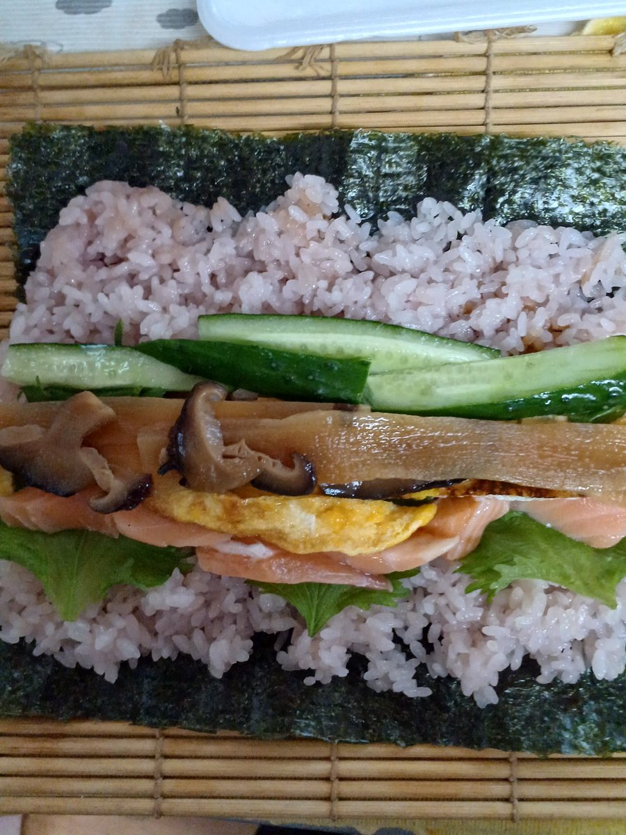 obacochan's tweet photo. 節分なので、恵方巻きを作ってみました。 https://t.co/l3LxP9CJo3