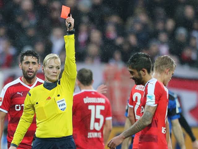VanessaAjise's tweet photo. #REALWOMEN FIGHT WITH ACTION NOT WORDS
#German referee Mrs Steinhaus gave a #RedCard to #Turkishplayer Karim Demirbay

He told her "you should stick to the kitchen"
She wrote it in her report &amp; German bundlesliga handed him 3 #matchBan +2 #matchsuspension.
#AllStars #Syria #LUFC https://t.co/omOSTSdY5a
