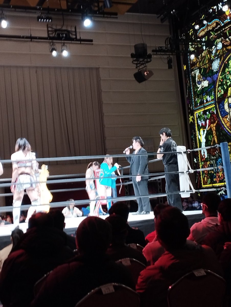 Chema_Harrison_'s tweet photo. "Mayu!!!", i yelled. She looked straight at me, recognized my jacket, smiled and gave me a thumbs up. The greatest day of my life 💙 https://t.co/uubI1ZoNKi