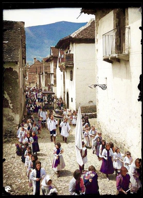Hoy vamos a colorear y restaurar fotos antiguas de nuestros pueblos. Nos trasladamos a 1908 en Ansó (Huesca). La belleza lo sigue inundando todo a pesar de los 115 años de diferencia. La fotografía la tomó Juli Soler i Santaló.