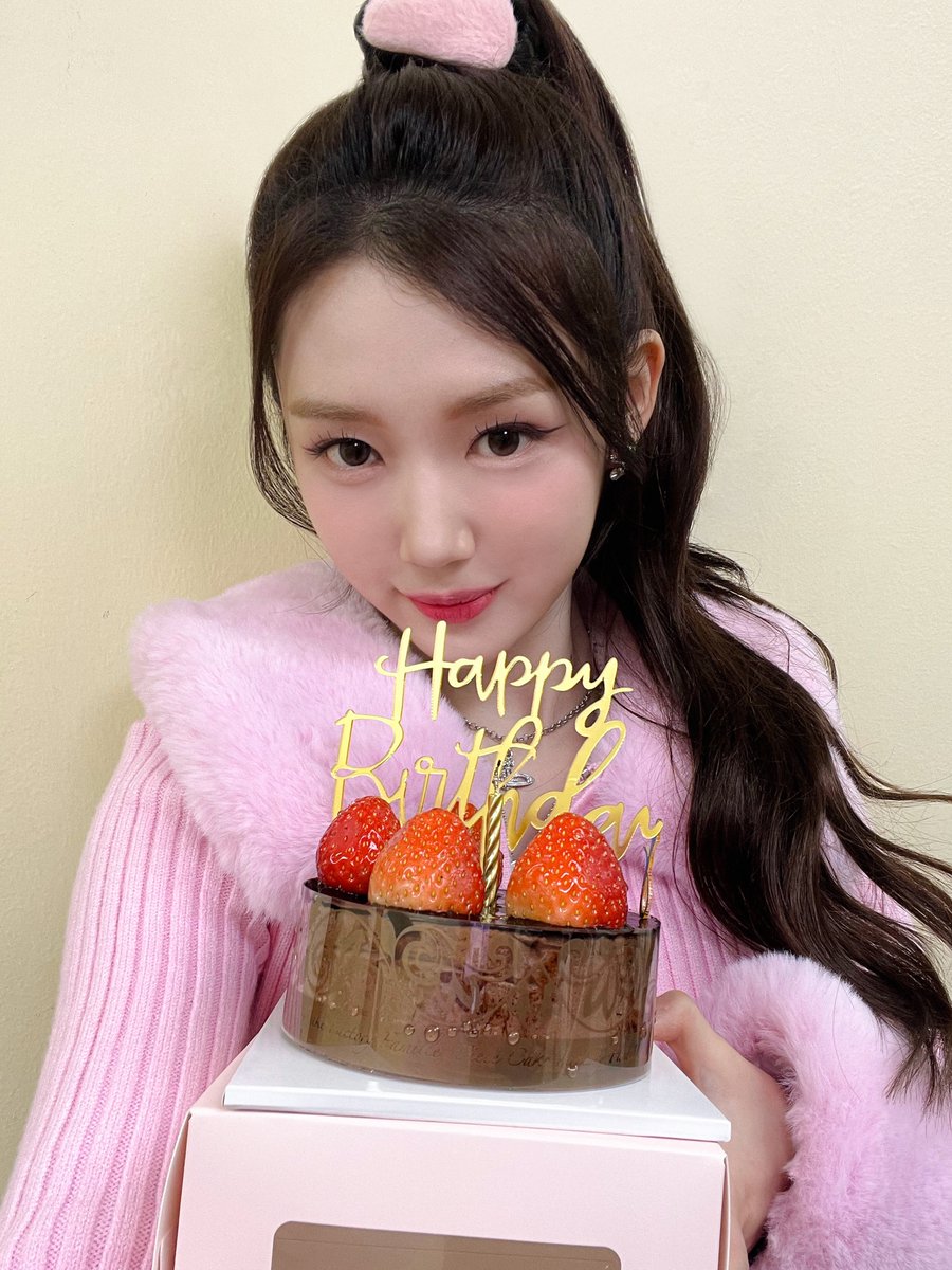 콘서트에서🎤 WAV와 같이💞 
생일을 보낼 수 있어 정말 행복해요🥳

Happy to be able to spend my birthday
with WAV at the concert🎤💞🥳

在演唱会现场🎤 能和WAV一起💞
度过生日真的很幸福🥳

コンサートで🎤 WAVと一緒に💞
誕生日を過ごせて本当に幸せです🥳

#tripleS #트리플에스
#YuBin #유빈