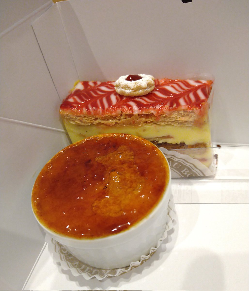 au bon vieuxtempsの
オーボンヴュータン😍
やっぱり、めっちゃ美味しい♡
クリームブリュレなんだけど、
中に洋梨とか洋酒とか入ってる

オススメなので、是非食べてみてほしいです☆

みんなの投稿が羨ましすぎて、
買って来た🤣

ミルフィーユも買ったけど、
夜に取っておいてます(笑)