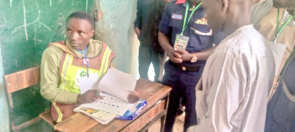 voiceofnigeria's tweet photo. High turnout was observed as early as 9:00 am in the rerun election Fika LGA of Yobe State. #YobeState #RerunElection #HighTurnout
Photo Credit: INEC https://t.co/ICAT0vNjhU