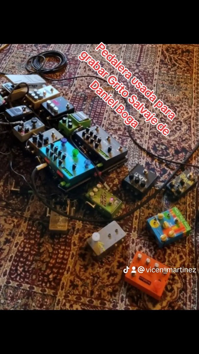 Iba a escribir lo que opino de que Universal haya quitado su catálogo de tiktok y lo que le deben haber contado a sus artistas, pero mejor pongo la foto de mi pedalera (colgada en tiktok 😅) #pedalboard