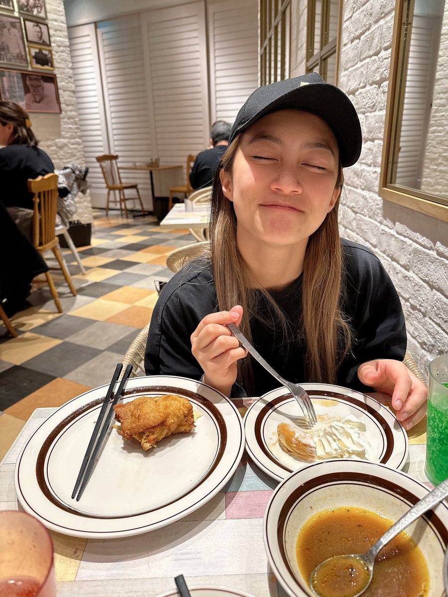 ケンタッキーの食べ放題来てるけどうまいわービスケット止まらんわー