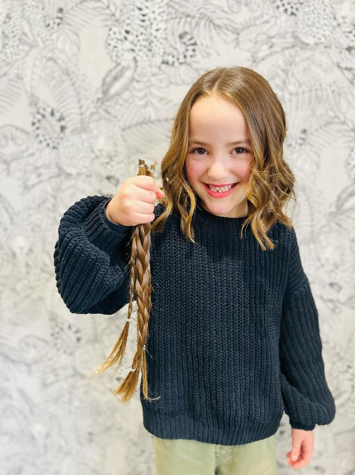 LPTrustUK's tweet image. Nora Blu has joined our SuperHairo family! 💜

She has recently donated a generous 15" of her hair - whilst also collecting an amazing £863 in sponsorship to go towards our  service ✨

Feeling inspired? Click below to check out our guidelines 👉 ow.ly/K9CJ50QtAEU