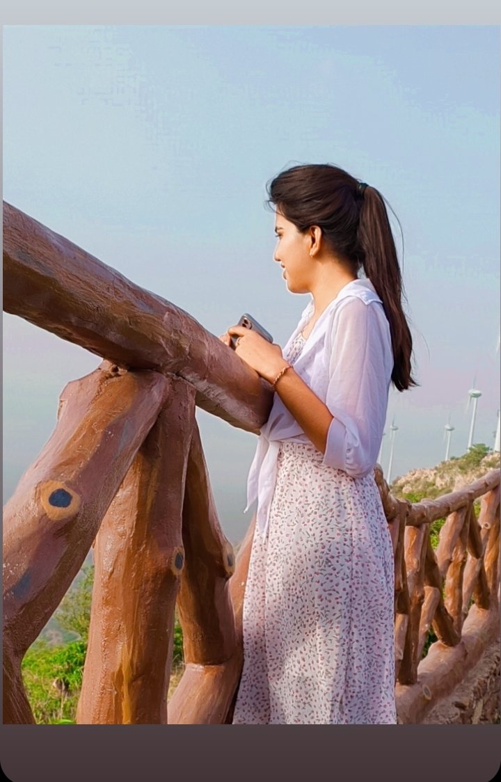"आखिर कितना चाहना पड़ता है एक शख्स को, ताकि वो किसी और को ना चाहे।"
🫰🌹🌏✨