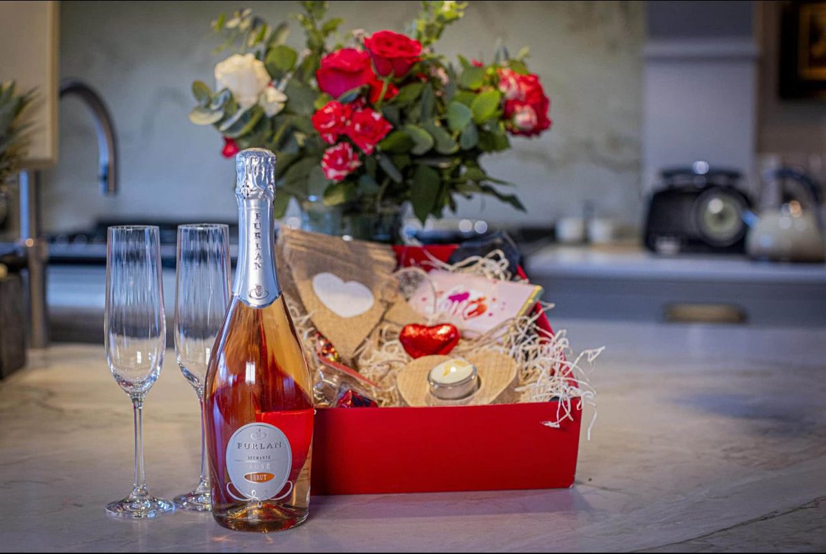 💓 The Pretty in Pink Hamper 💓 

Indulge your nearest and dearest with The Pretty in Pink Sparkling Chocolate Luxury Gift Box.
 
📧sales@greengrocersdaughter.com
 ☎️ (086) 441 0822 
💻greengrocersdaughter.com

 We deliver Nationwide, UK &amp; EU

#valentines #gifting #LoveIsInTheAir