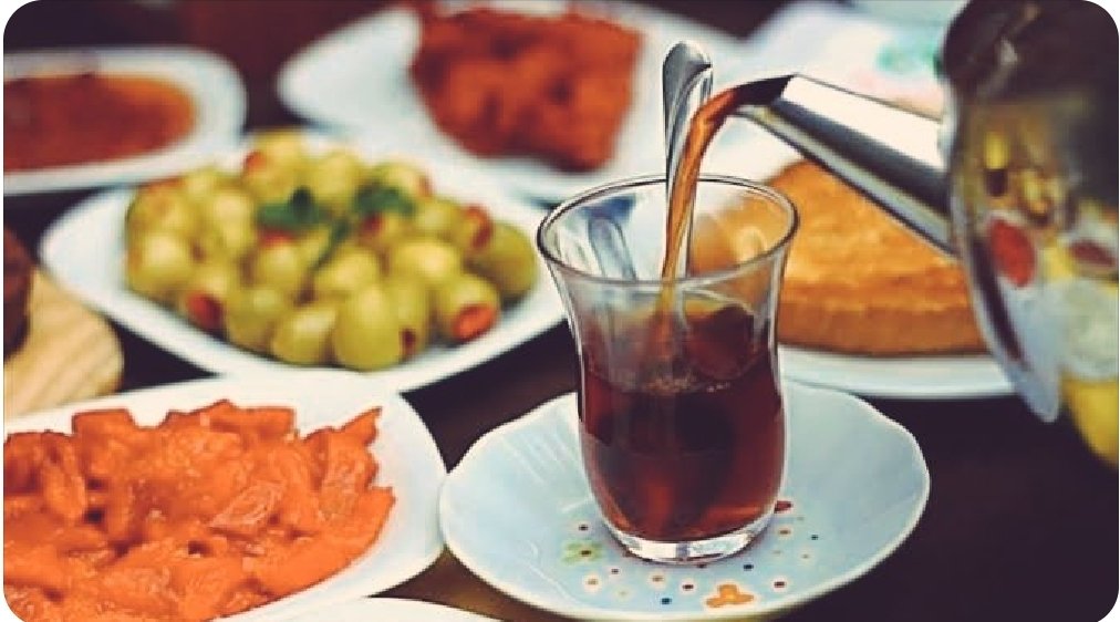 "Çayları koyuyorum!" cümlesi, aileyi kahvaltı sofrasına çağıran annenin son uyarı atışıdır. Ve sadece bizim millete has bir sıcaklığa sahiptir. Kıymetini bilmek lazım... Çayın, annelerin ve sofraların...