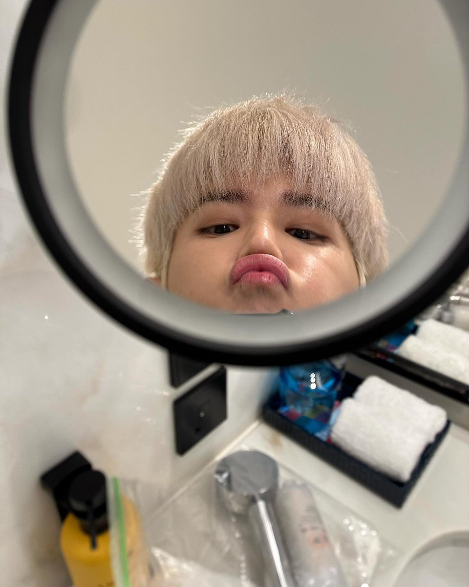 240203 TAEYONG IG UPDATE 

我好久没有自拍了，大家觉得怎么样？
(it’s been a while since i took selfies, how is it everyone?)