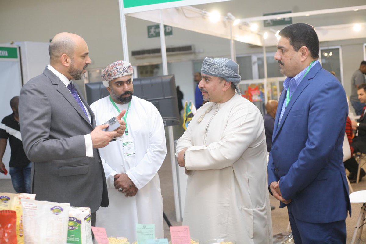 omandaressalaam's tweet photo. حضور سعادة السفير سعود بن هلال الشيذاني لمعرض المنتجات الغذائية المقام بدار السلام، حيث قام سعادته بالتنسيق والربط لدعم الشركات الوطنية ممثله بشركة المطاحن العمانيه مع الشركات المحليه بتنزانيا لدعم المنتج العماني https://t.co/O0EVJFBf25