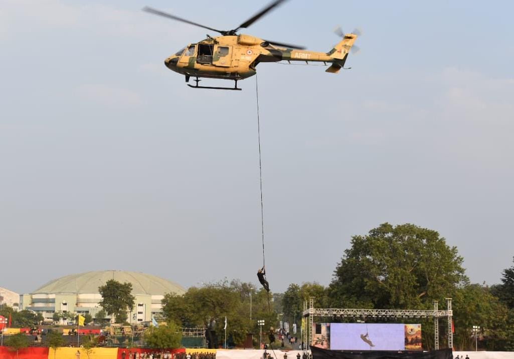 General Manoj Pande #COAS attended the opening ceremony of the Military & Combat display titled 'SHAURYA SANDHYA' in #Nagpur which is being conducted under the aegis of HQ Uttar Maharashtra & Gujarat Sub Area. (1/n) ##IndianArmy #WeCare