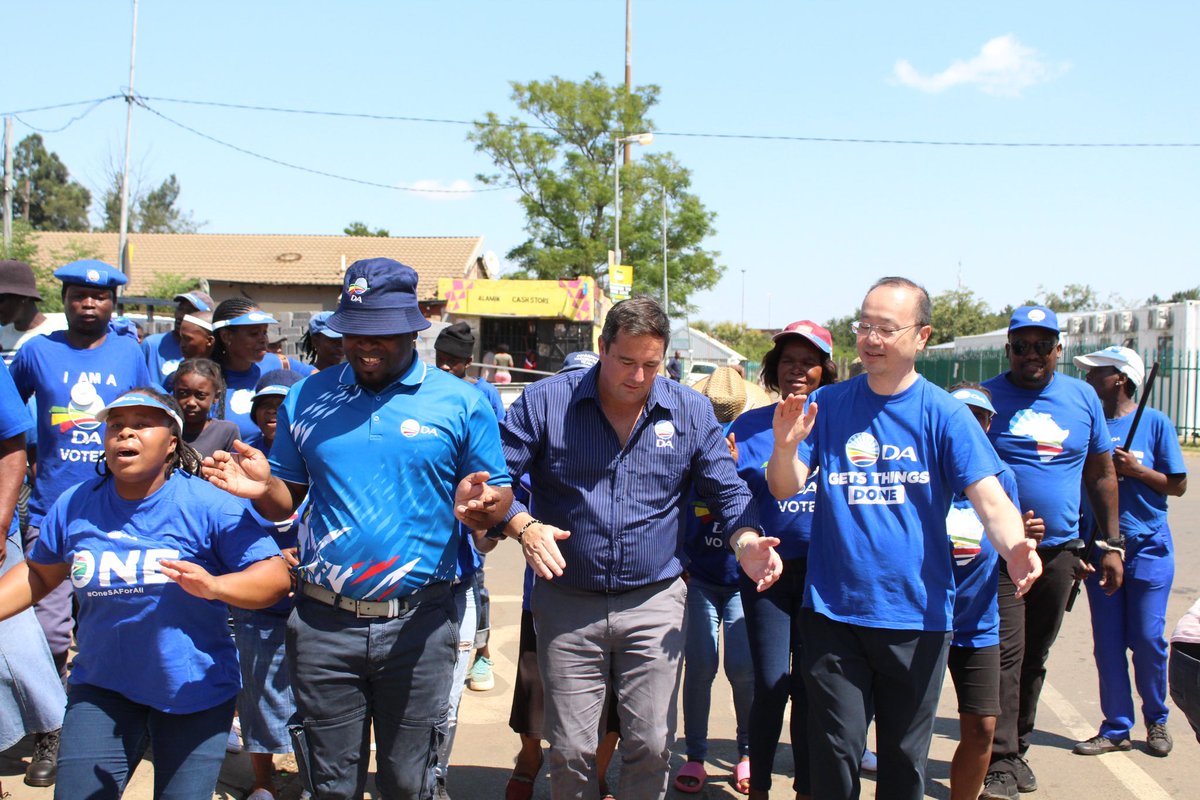 jsteenhuisen's tweet image. Lovely engaging with residents in Protea South, Soweto this morning. With the continued growth of the Multi-Party Charter, the prospect of a new provincial government in Gauteng, is now within reach. #RescueSA #RegisterToVoteDA